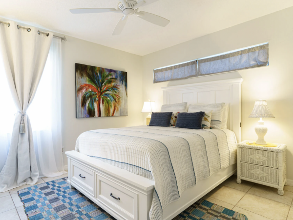 Single Story Free Standing Siesta Key Vacation Villa WOW!