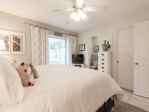 Single Story Free Standing Siesta Key Vacation Villa WOW!