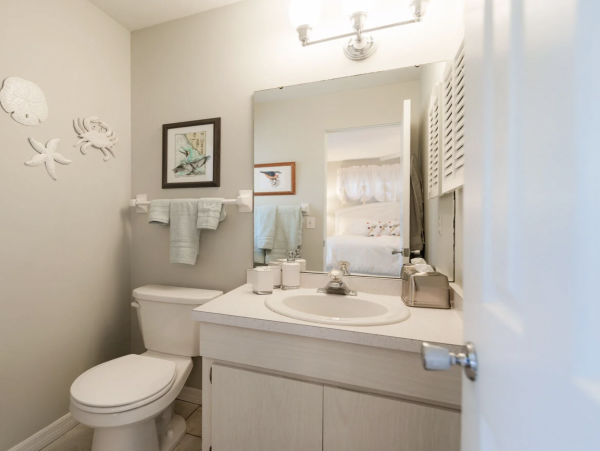 Single Story Free Standing Siesta Key Vacation Villa WOW!