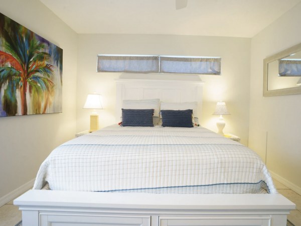 Single Story Free Standing Siesta Key Vacation Villa WOW!