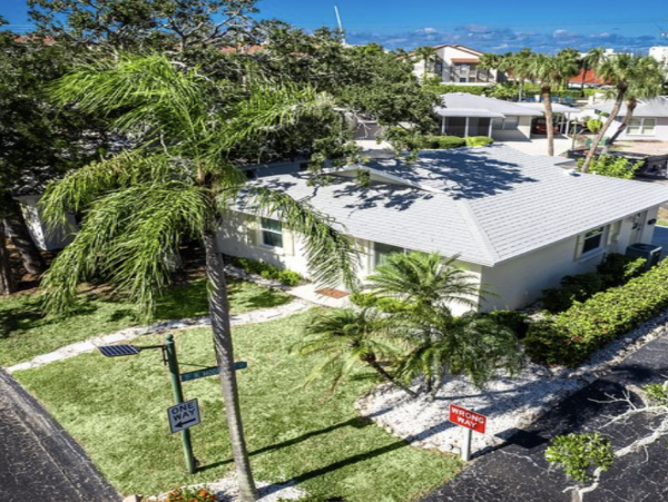 Single Story Free Standing Siesta Key Vacation Villa WOW!