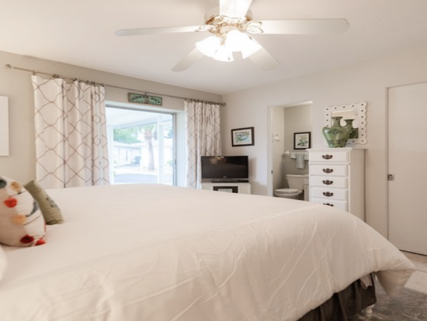 Single Story Free Standing Siesta Key Vacation Villa WOW!