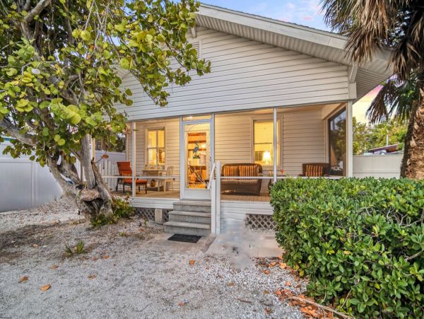 Idyllic Family Retreat with 2 Bedrooms & 1/2 Block to Beach