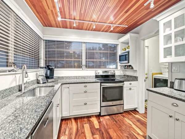 Idyllic Family Retreat with 2 Bedrooms & 1/2 Block to Beach