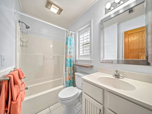 Idyllic Family Retreat with 2 Bedrooms & 1/2 Block to Beach