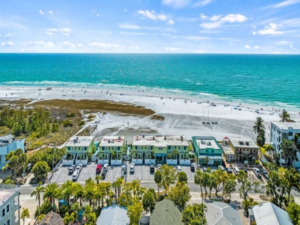 Idyllic Family Retreat with 2 Bedrooms & 1/2 Block to Beach