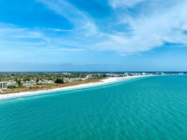 Idyllic Family Retreat with 2 Bedrooms & 1/2 Block to Beach