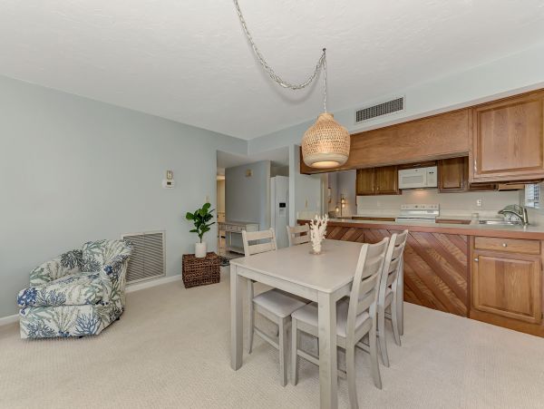 Cozy Vacation Rental 2 Bedroom & Lagoon Views