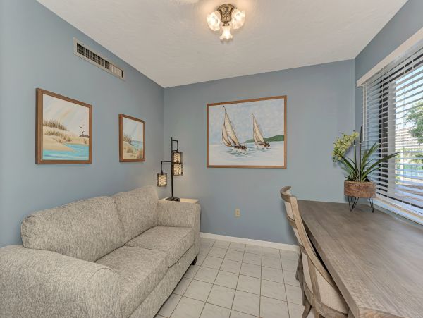 Cozy Vacation Rental 2 Bedroom & Lagoon Views