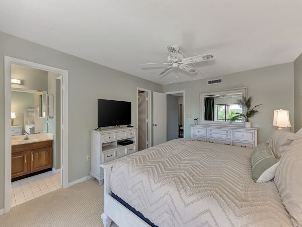 Cozy Vacation Rental 2 Bedroom & Lagoon Views
