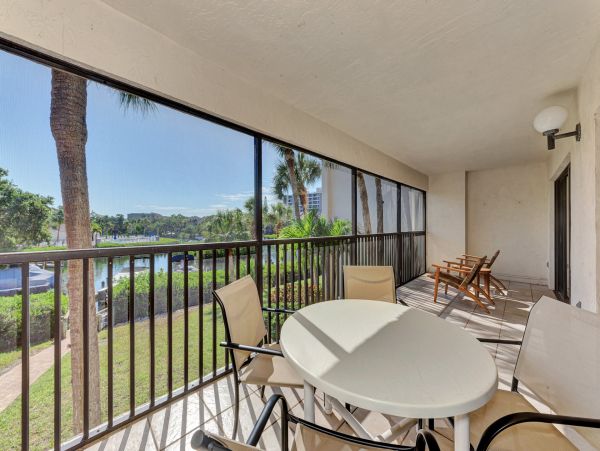 Cozy Vacation Rental 2 Bedroom & Lagoon Views