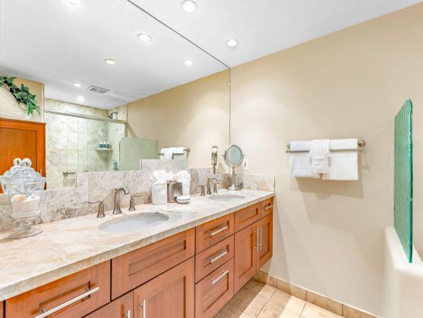 Luxurious Kaanapali Beachfront Condo with Ocean Views