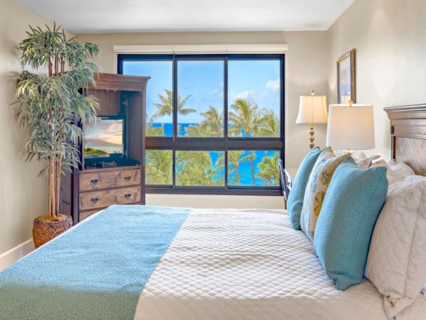Luxurious Kaanapali Beachfront Condo with Ocean Views