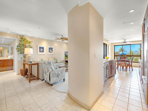 Luxurious Kaanapali Beachfront Condo with Ocean Views