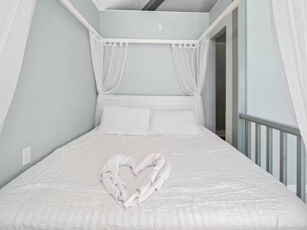Beautiful Tampa Seven Bedroom Vacation Rental with River Views
