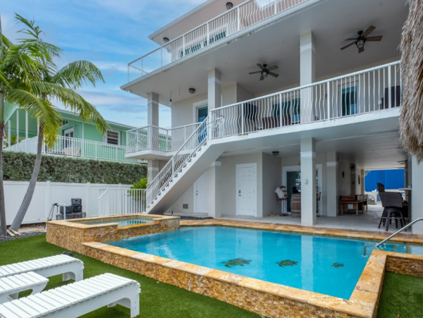 Canal Vacation Home with 5 Bedrooms in Tavernier