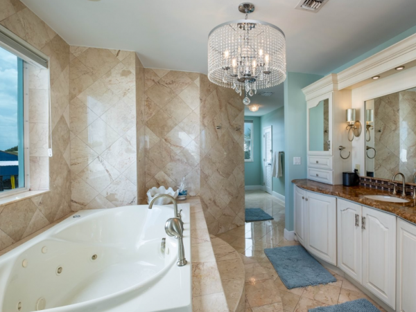 Canal Vacation Home with 5 Bedrooms in Tavernier
