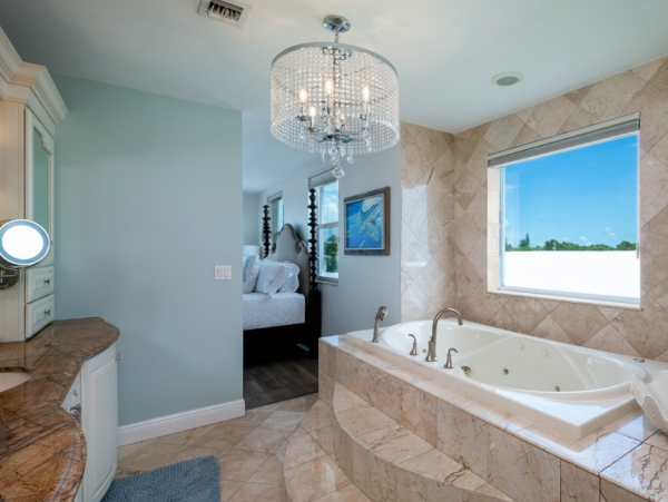 Canal Vacation Home with 5 Bedrooms in Tavernier