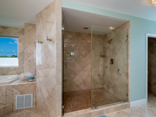 Canal Vacation Home with 5 Bedrooms in Tavernier