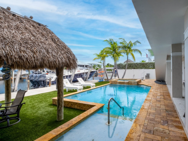 Canal Vacation Home with 5 Bedrooms in Tavernier