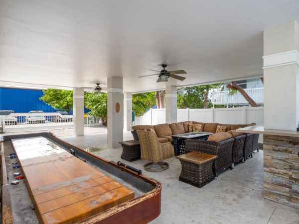 Canal Vacation Home with 5 Bedrooms in Tavernier
