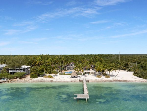 Beachfront Escape with 4 Bedroom, Private Pool & Dock