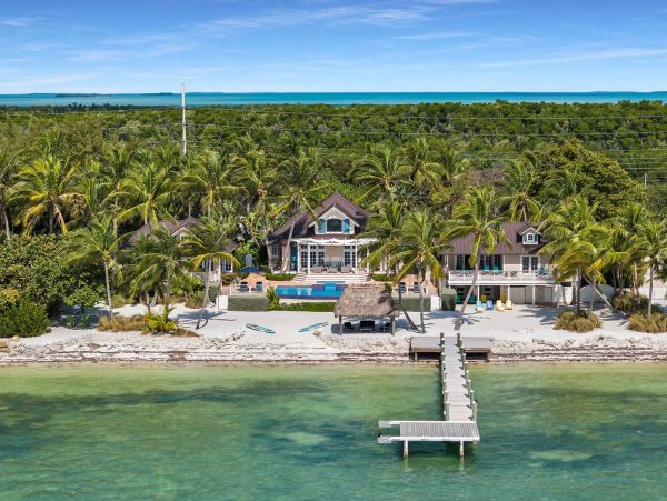 Beachfront Escape with 4 Bedroom, Private Pool & Dock