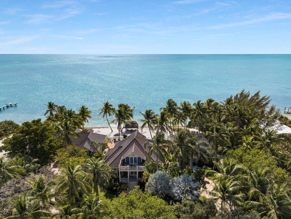 Beachfront Escape with 4 Bedroom, Private Pool & Dock