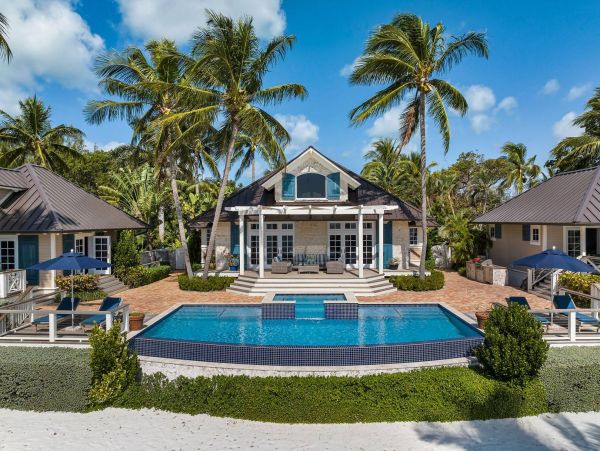 Beachfront Escape with 4 Bedroom, Private Pool & Dock