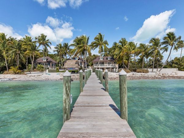 Beachfront Escape with 4 Bedroom, Private Pool & Dock