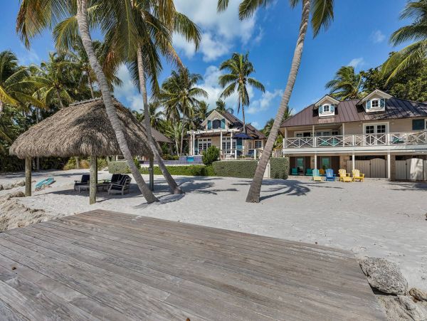 Beachfront Escape with 4 Bedroom, Private Pool & Dock