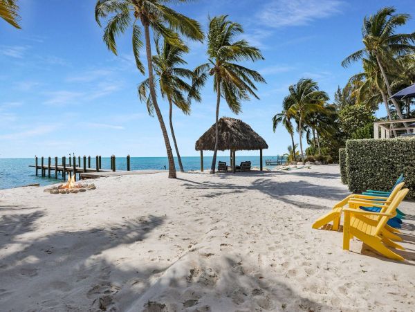 Beachfront Escape with 4 Bedroom, Private Pool & Dock