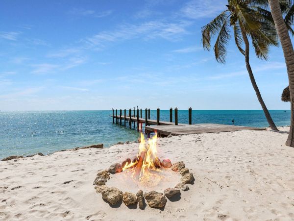 Beachfront Escape with 4 Bedroom, Private Pool & Dock