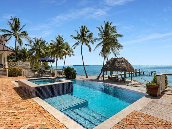 Beachfront Escape with 4 Bedroom, Private Pool & Dock