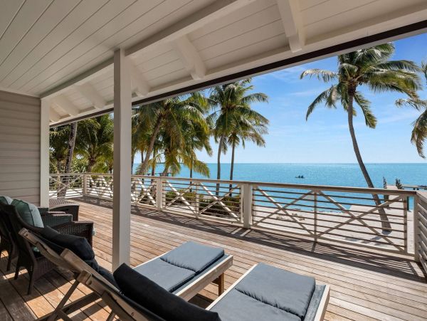 Beachfront Escape with 4 Bedroom, Private Pool & Dock