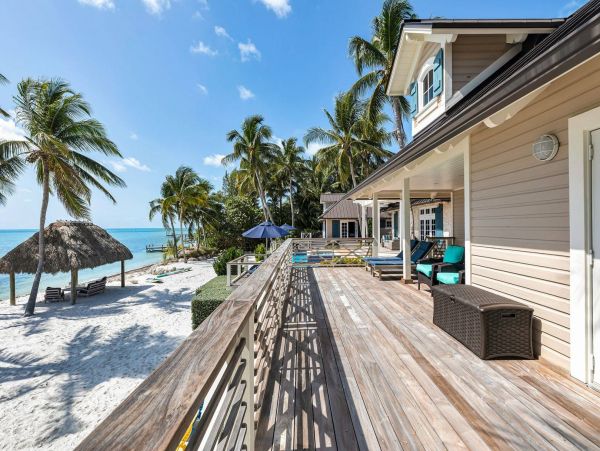 Beachfront Escape with 4 Bedroom, Private Pool & Dock