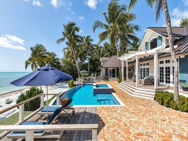 Beachfront Escape with 4 Bedroom, Private Pool & Dock