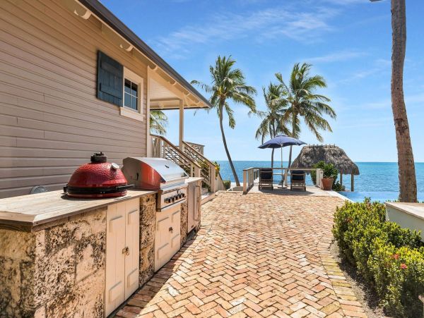 Beachfront Escape with 4 Bedroom, Private Pool & Dock