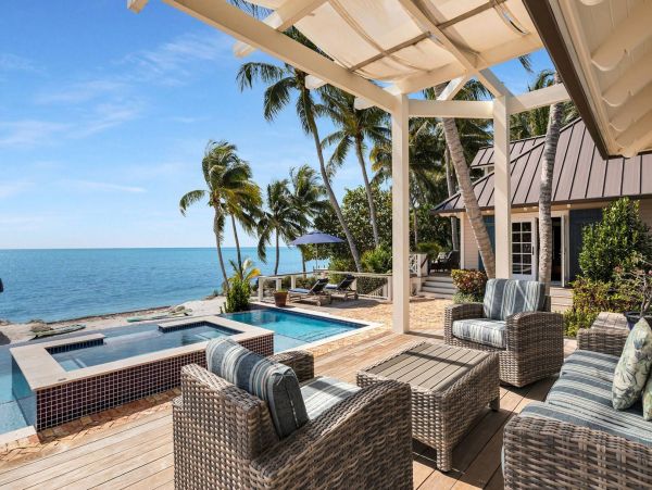 Beachfront Escape with 4 Bedroom, Private Pool & Dock
