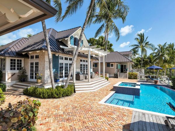 Beachfront Escape with 4 Bedroom, Private Pool & Dock