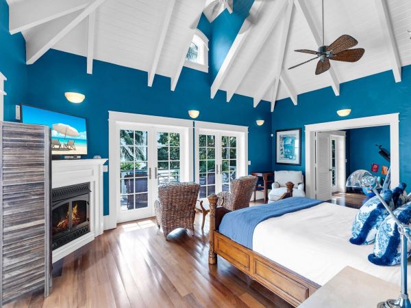 Beachfront Escape with 4 Bedroom, Private Pool & Dock