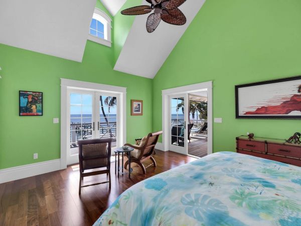 Beachfront Escape with 4 Bedroom, Private Pool & Dock