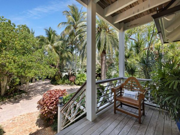 Beachfront Escape with 4 Bedroom, Private Pool & Dock