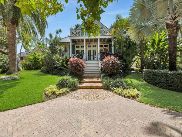 Beachfront Escape with 4 Bedroom, Private Pool & Dock