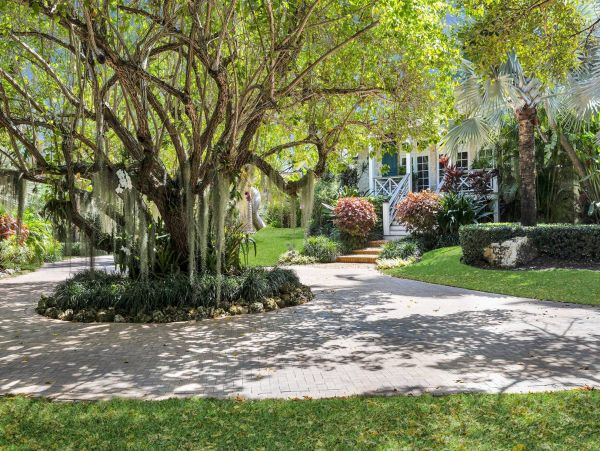 Beachfront Escape with 4 Bedroom, Private Pool & Dock
