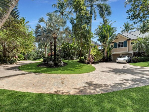 Beachfront Escape with 4 Bedroom, Private Pool & Dock