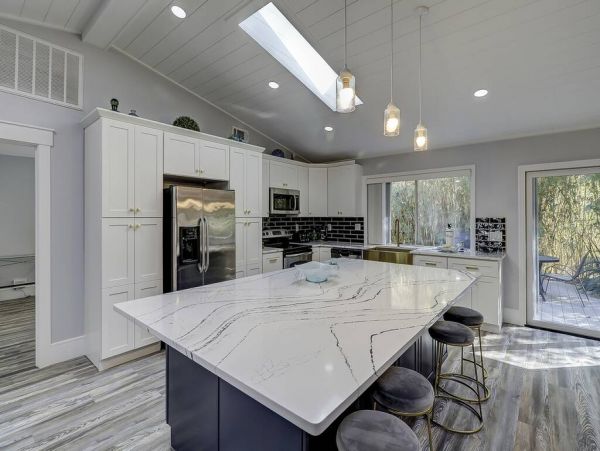 Wonderful Home with 6 Bedrooms Steps to the Beach