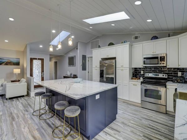 Wonderful Home with 6 Bedrooms Steps to the Beach