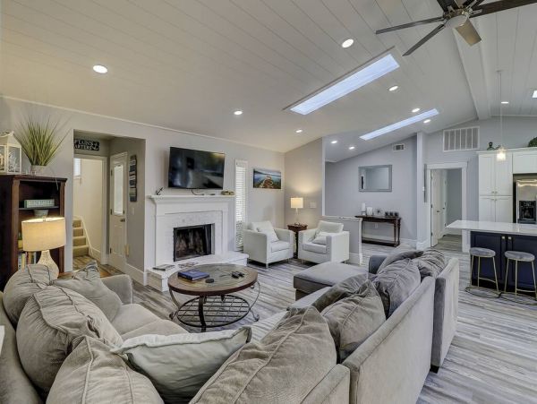 Wonderful Home with 6 Bedrooms Steps to the Beach