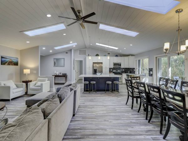Wonderful Home with 6 Bedrooms Steps to the Beach